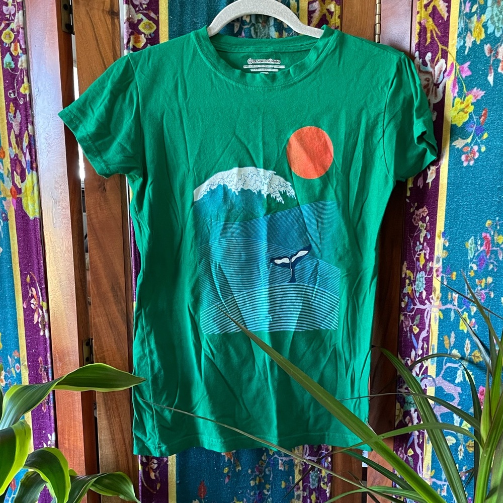 DesignbyHumans T-shirt - Size M